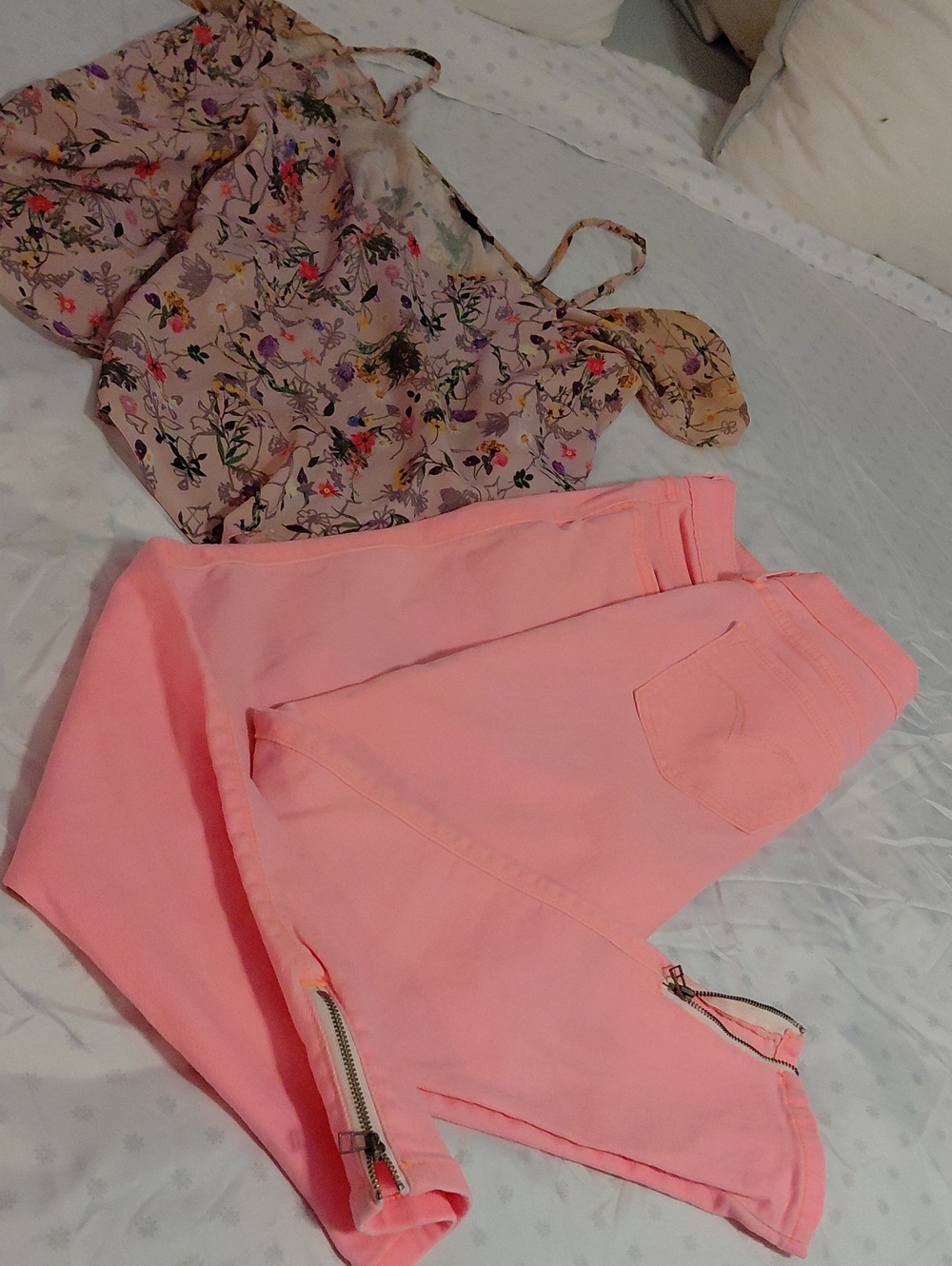 HOT PINK 'LEVIES' JEANS  WITH 'TOP SHOP' COLD SHOULDER SLEEVE TOP